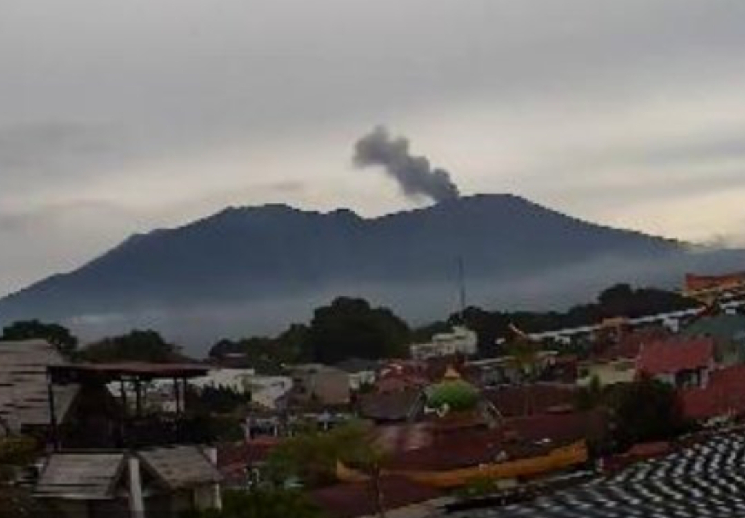 Status aktivitas Gunung Marapi di Kabupaten Agam dan Kabupaten Tanahdatar, Sumatera Barat, dari Level II (Waspada) ke Level III (Siaga) mulai 6 November 2024 pukul 15:00 WIB. (Foto: Dok. PVMBG)