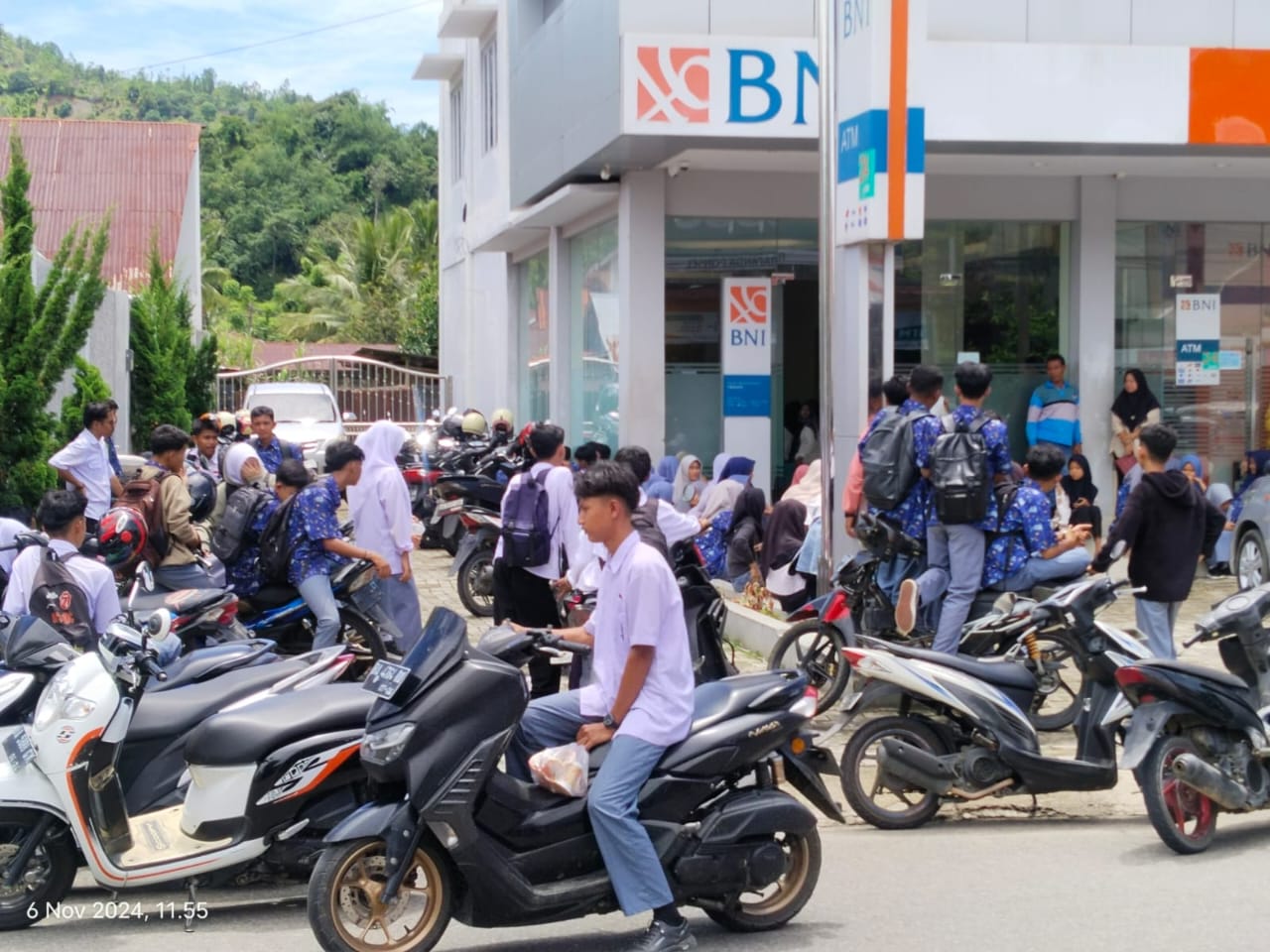 Sejumlah siswa yang berasal dari berbagai sekolah tingkat SMA dan SMK di Pessel mendatangi salah satu bank penyalur di Jalan Mohamad Hatta Painan untuk pencairan beasiswa PIP.