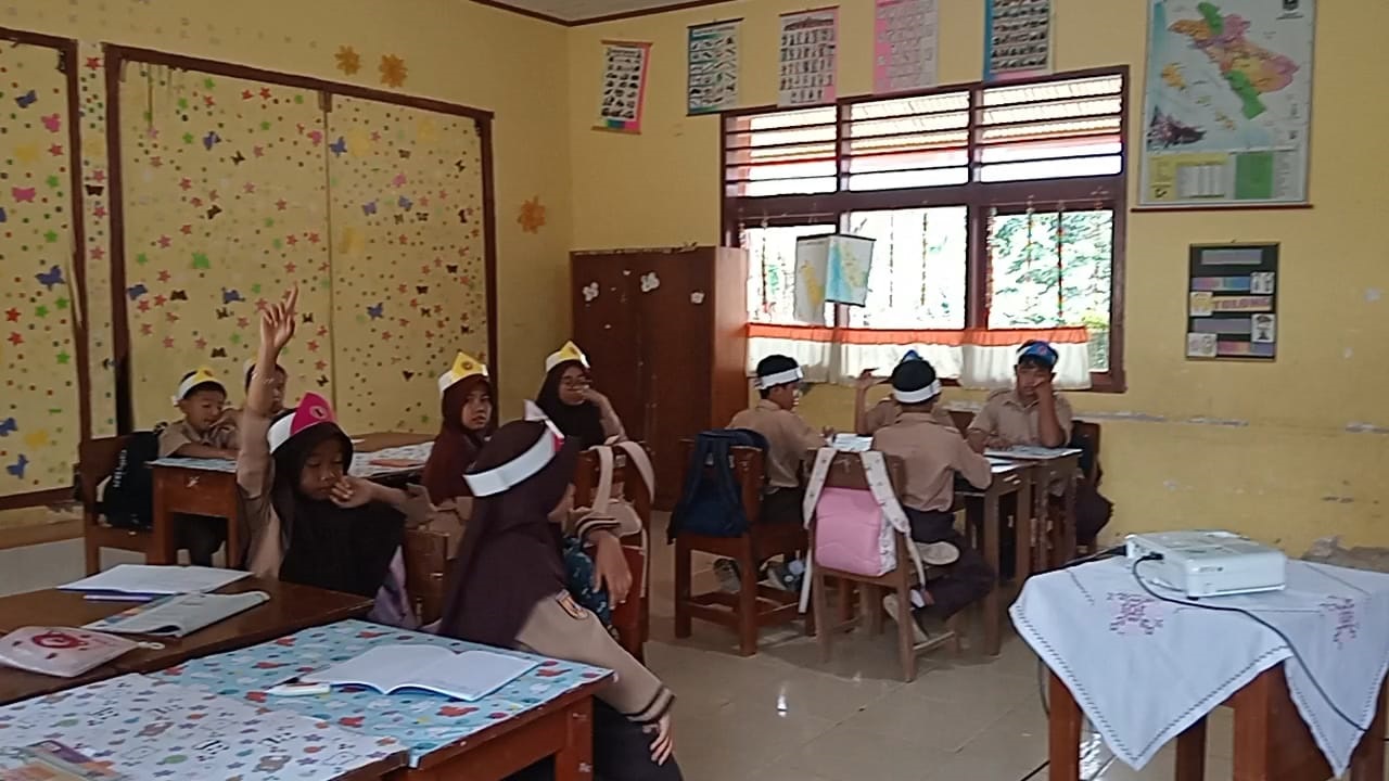 MENYENANGKAN: Para murid UPTD SDN 12 Guguak VIII Koto terlihat aktif saat pembelajaran di dalam kelas. (TIM LAMAN GURU)