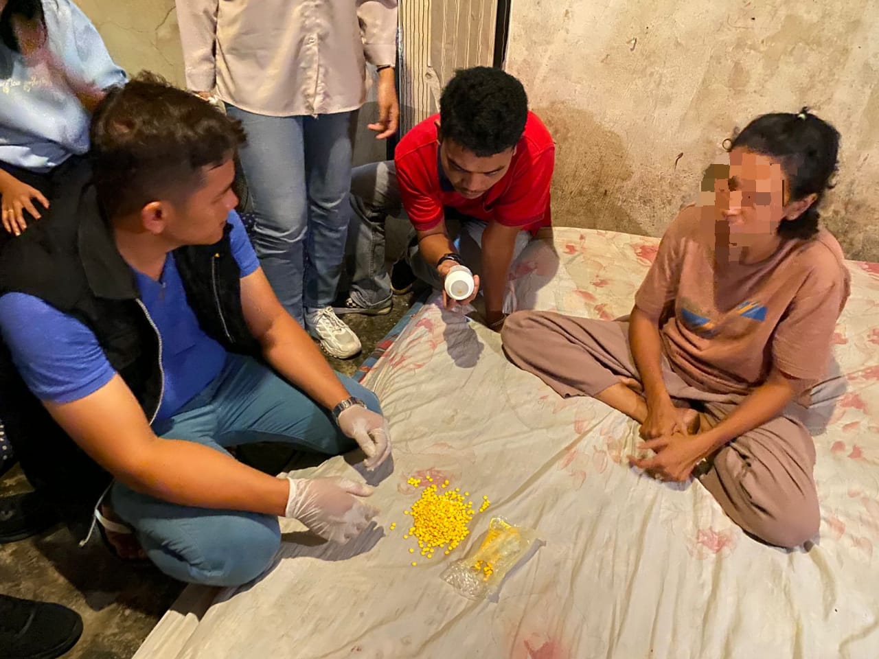 TIDAK BERKUTIK: Tim Gabungan mengamankan ribuan obat terlarang di Kota Payakumbuh dengan lima tersangka, Minggu (3/11) malam. (DOKUMEN POLRES PAYAKUMUH UNTUK PADEK)