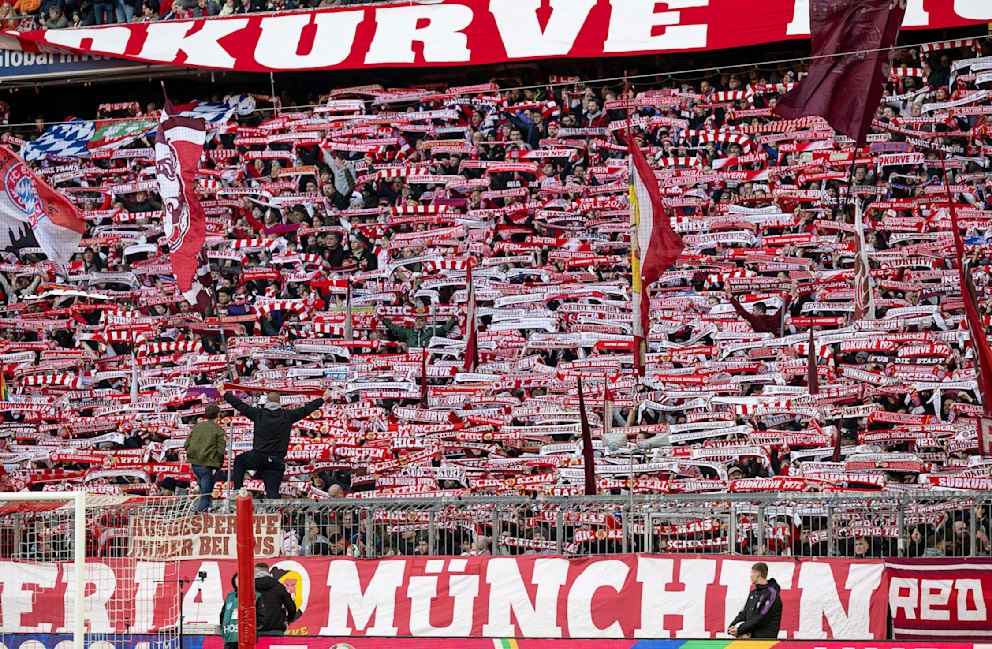 TERLALU MAHAL: Sudkurve Munchen setia mendukung Bayern dari tribun selatan Allianz Arena. (KICKER)