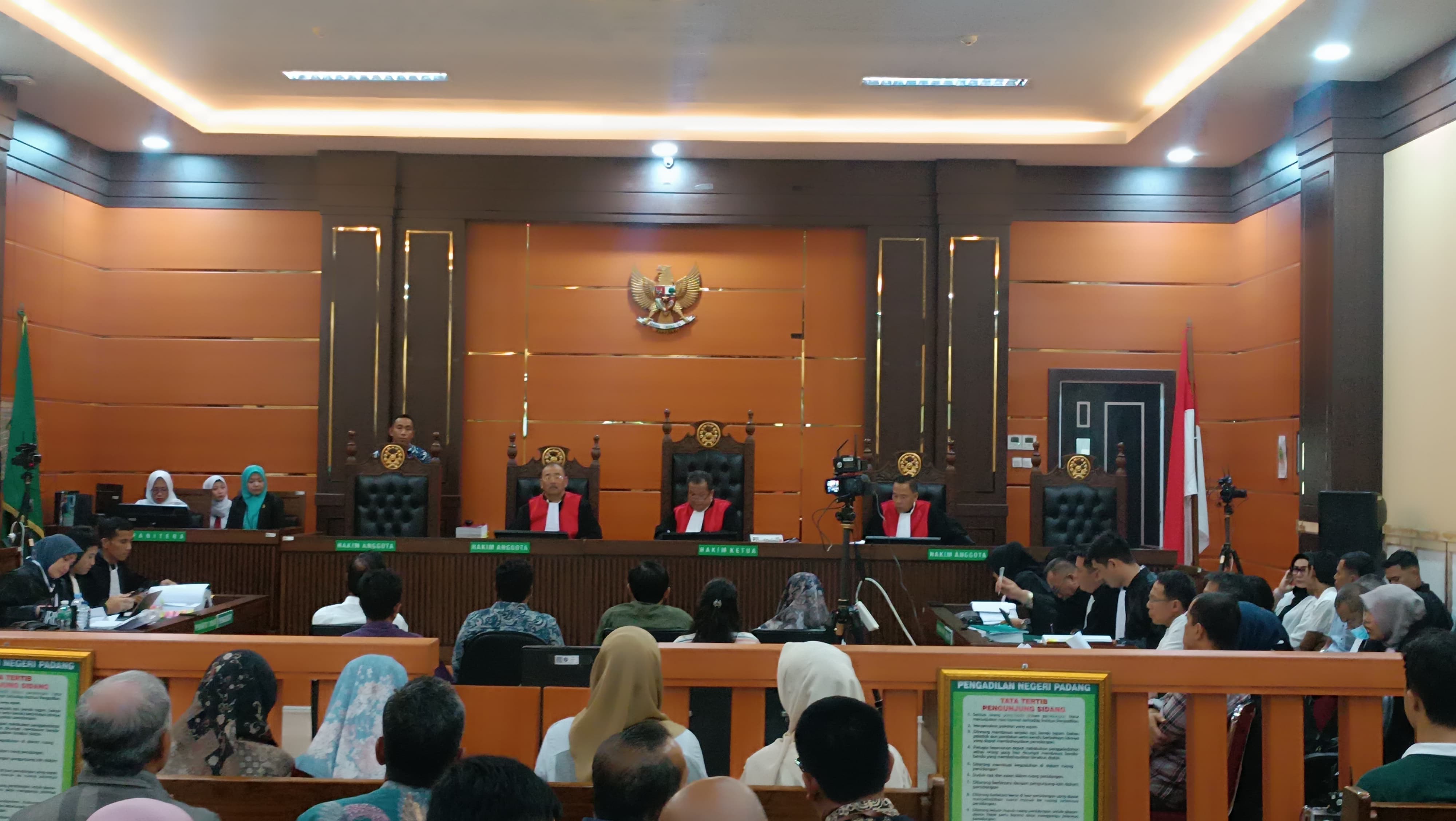 Suasana sidang lanjutan kasus korupsi Disdik Sumbar dengan agenda mendengarkan keterangan dari para saksi di PN Padang, kemarin.