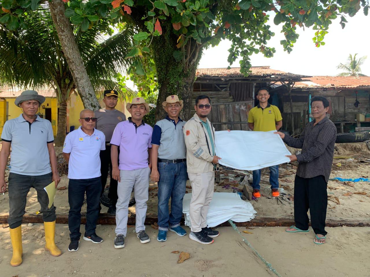 PEDULI: Penyerahan bantuan geo bag kepada warga yang tinggal di daerah pantai Bungus Telukkabung. (PLN FOR PADEK)