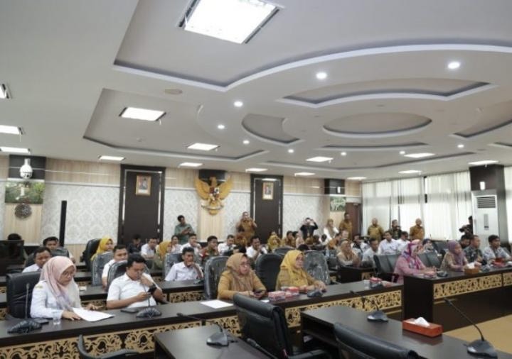 SAMPAIKAN ASPIRASI: Puluhan Tenaga Teknis non-ASN saat audiensi di DPRD Sumbar beberapa waktu lalu. (HUMAS DPRD SUMBAR UNTUK PADEK)