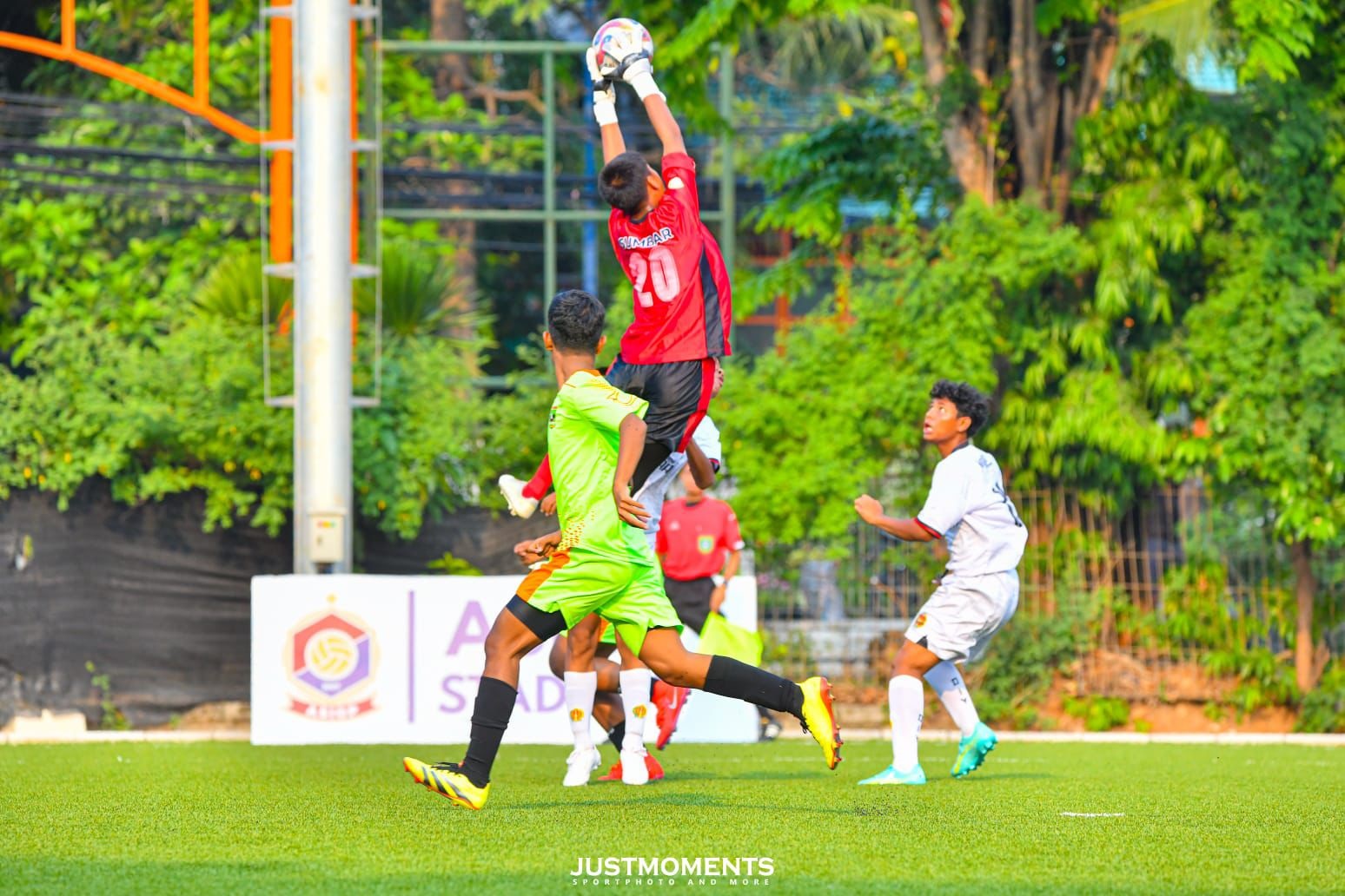 MEMUKAU: Aksi memukau siswa SMP Negeri 2 Batusangkar, Muhammad Fadil saat didaulat sebagai penjaga gawang di ajang Gala Siswa Indonesia 2024. (TIM LAMAN GURU)