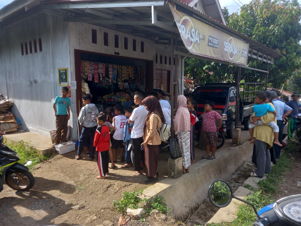 PERLU TINDAKLANJUT: Warga berhasil melerai perkelahian pelajar antar sekolah di Payakumbuh dan menyelamatkan salah seorang siswa, kemarin. (FIDEL/PADEK)