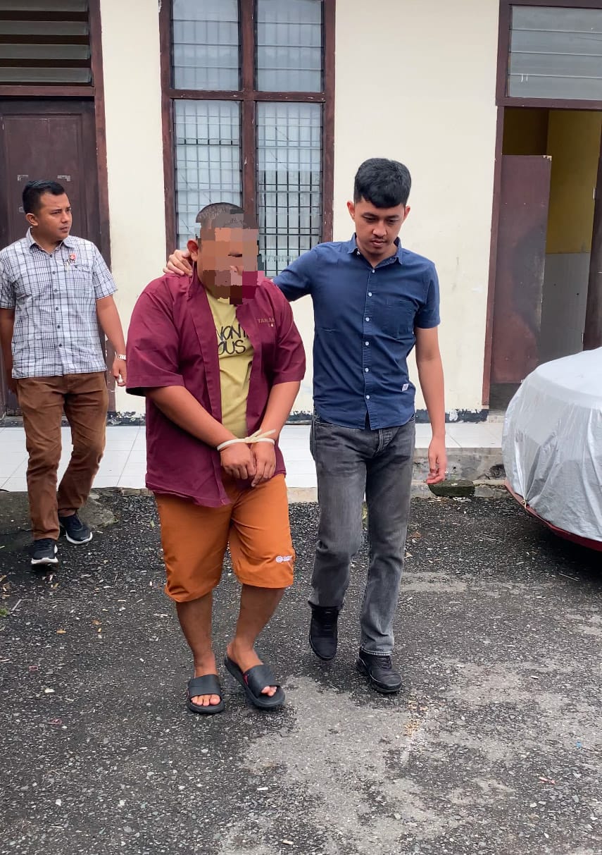 TIDAK BERKUTIK: Petugas Satuan Reserse Kriminal Polres Payakumbuh mengamankan barang bukti dan tersangka yang menggelapkan ratusan liter BBM bersubsidi jenis Pertalite. (DOk.POLRES PAYAKUMBUH)