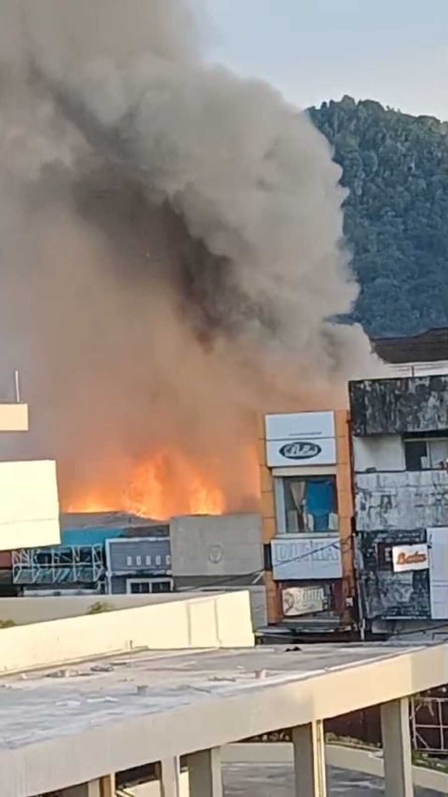 Peristiwa kebakaran menghanguskan 8 unit ruko di Jalan Imam Bonjol Kompung Nusantara Guilding, RT 01/RW 01, Kelurahan Belakangpondok, Kecamatan Padang Selatan, Jumat (8/11).