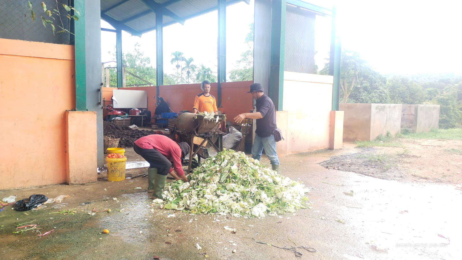PRODUKTIF: Tim DLH Kota Solok saat menggiling sampah organik untuk dijadikan pupuk kompos, di TPA Regional Ampang Kualo, Kota Solok. (DISKOMINFO KOTA SOLOK)