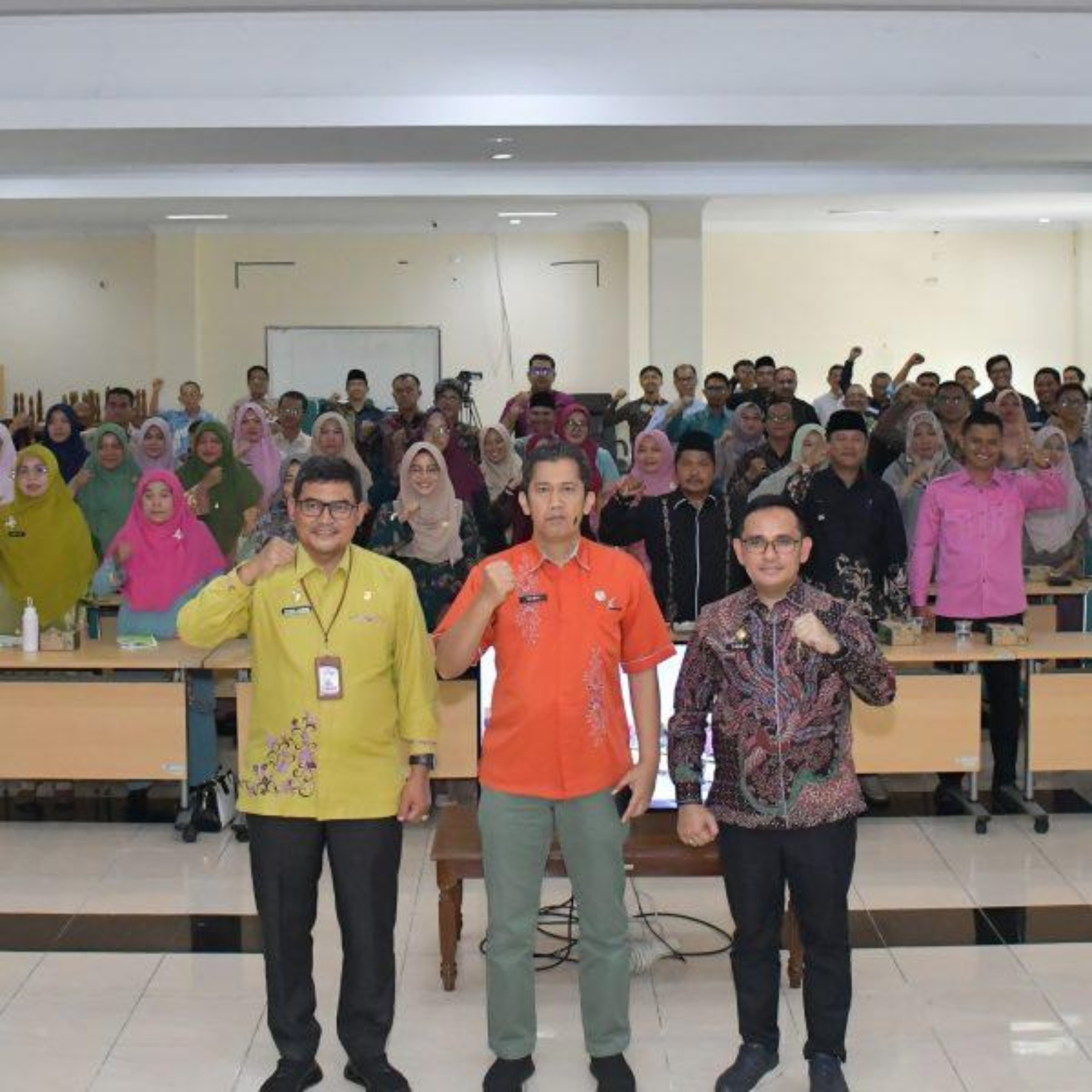 KREATIF: Plt Asisten II Setkab Agam, Hamdi ST (tengah) bersama peserta Workshop Inovasi Daerah 2024 di Aula Bappeda Agam, Lubukbasung, Kamis (7/11). (DISKOMINFO AGAM FOR PADEK)