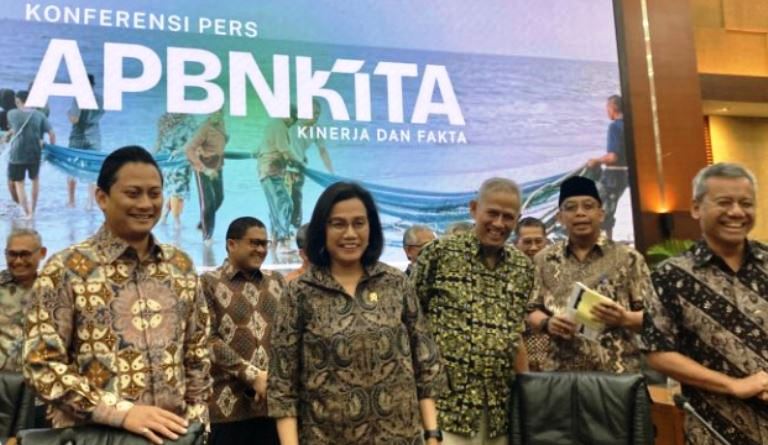 Wamenkeu Thomas A M Djiwandono, Menkeu Sri Mulyani Indrawati, Wamenkeu Anggito Abimanyu, Dirjen Pajak Suryo Utomo, dan Wamenkeu Suahasil Nazara usai pemaparan APBNKita di Jakarta, Jumat (8/11/2024).
