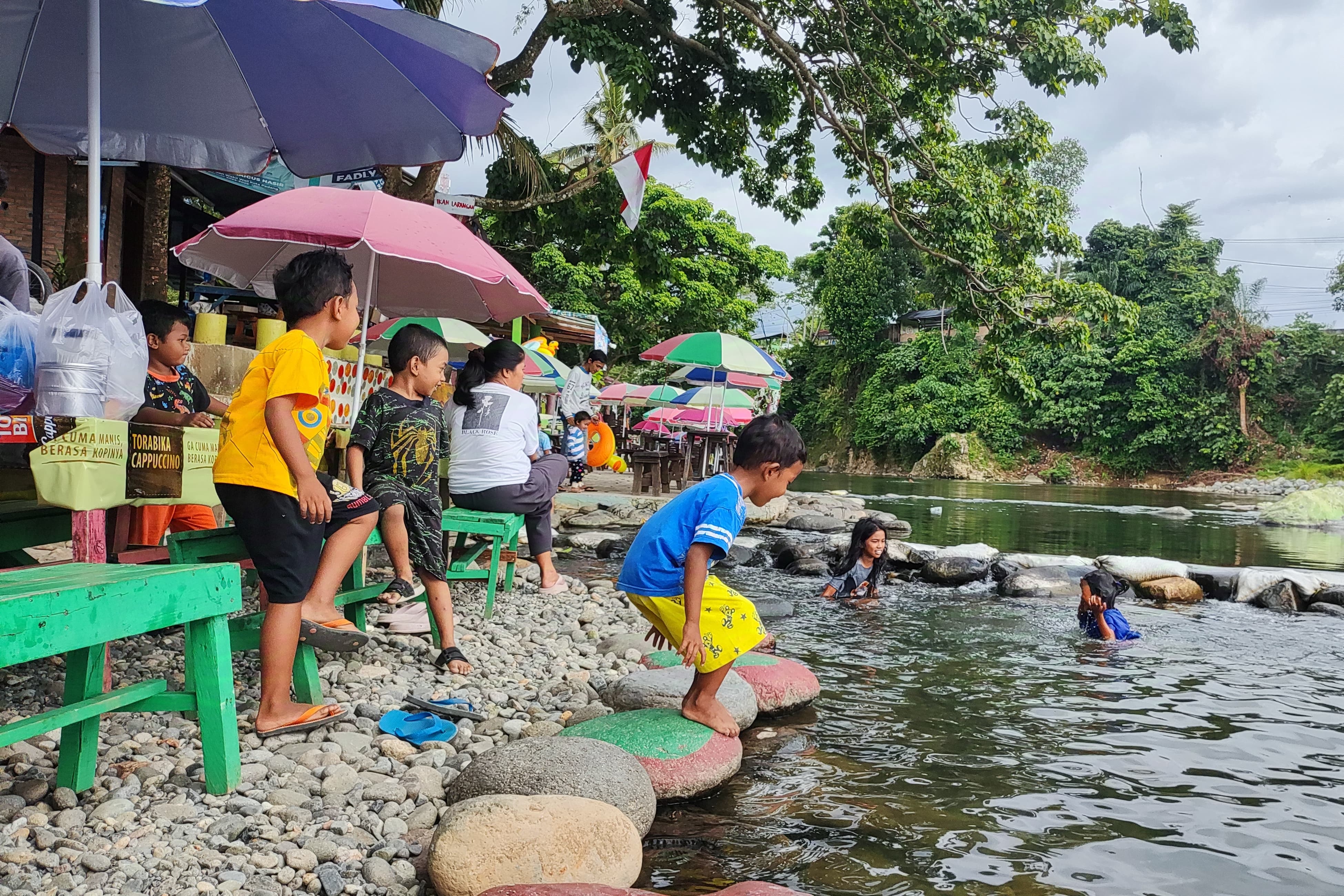Sejumlah anak-anak sedang bermain di Pemandian Lubuk Lukum, Lubukminturun, Kecamatan Kototangah, Padang, Sabtu (9/11/2024).