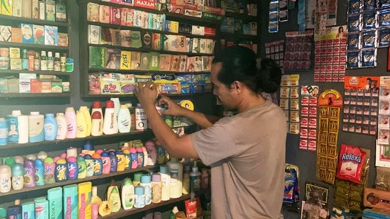 Bang kapsul saat menata benda-benda jadul miliknya di Galeri Kapsul Waktu Nusantara, Kuranji Kota Padang. (Randi/Padek)
