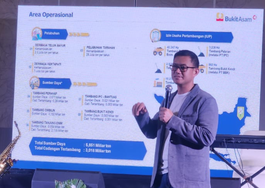 Sekretaris Perusahaan PTBA Niko Chandra menegaskan komitmen ESG pada pembukaan Media Gathering PTBA di Santika Premiere Lampung, Kamis malam (9/11/2024). (Foto: Heri Sugiarto/Padek)