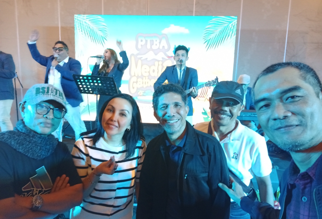 VP Corporate Communication & Government Relations PTBA Dinna Permana bersama peserta media gathering dari Sumatera Barat. (Foto: Heri Sugiarto/Padek)