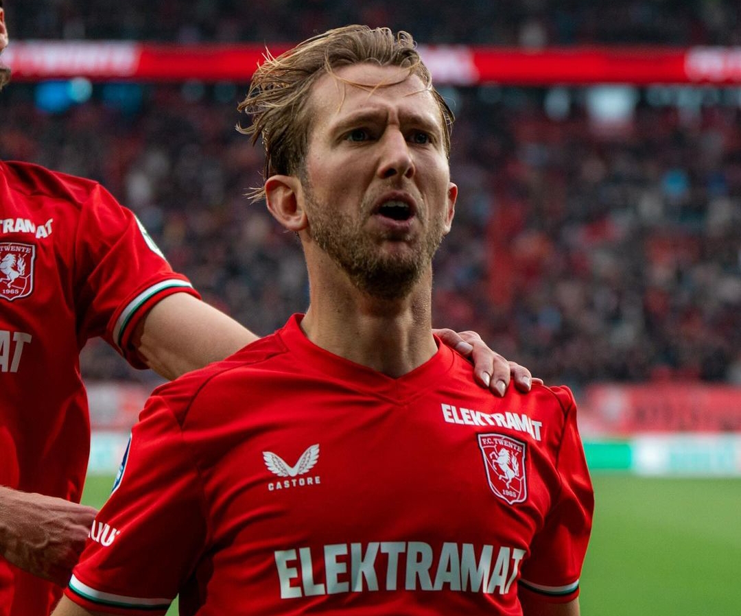 Michel Vlap mencetak dua gol dalam laga  Twente melawan Ajax yang berakhir imbang 2-2 di Grolsch Veste. (Foto: Instagram FC Twente)
