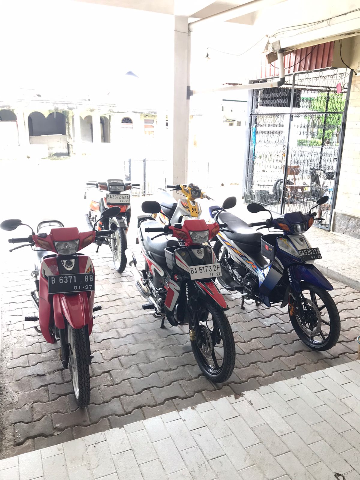 Beberapa sepeda motor tua dipajang.