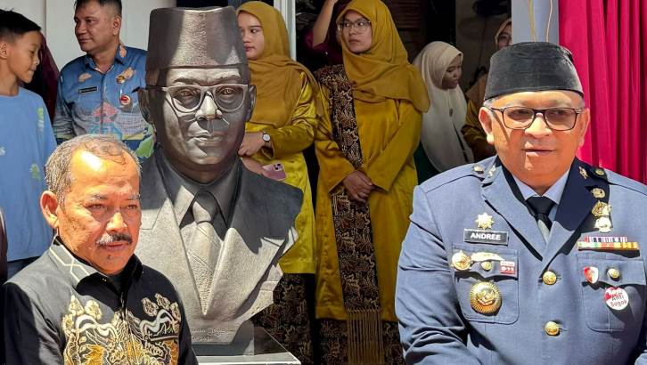 Yusman, seniman patung asal Sukamenanti, Pasaman Barat, bersama Pj Wako Padang Andree Algamar saat meresmikan patung dan relief perjuangan Bung Hatta, di SMPN 1 Padang, Minggu (10/11/2024).
