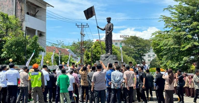 Pj Wako Padang Andree Algamar bersama Plt Gubernur Sumbar Audy Joinaldy meresmikan Monumen Garuda Pramuka di Jalan Ratulangi Padang.