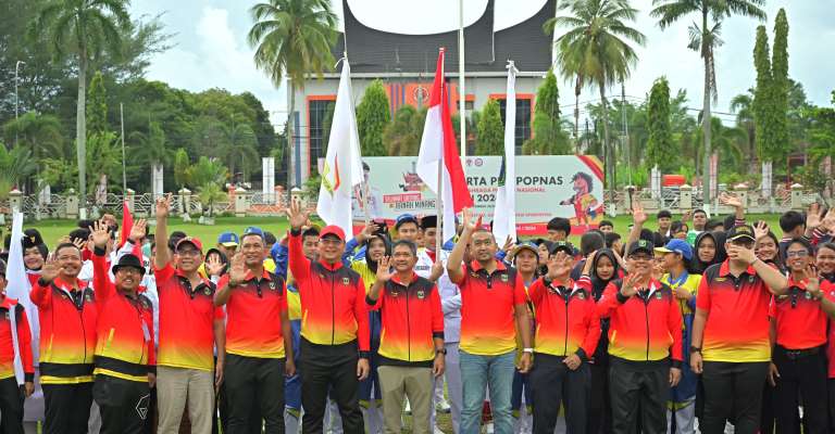 Atlet Pra-Popnas Sumbar foto bersama dengan Plt Gubernur Audy Joinaldy, usai pembukaan acara.