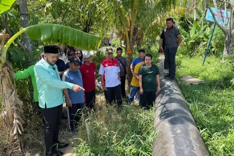 Calon Wali Kota Padang Fadly Amran meninjau lokasi yang menjadi langganan banjir di kawasan Gunungpangilun, Senin (11/11).