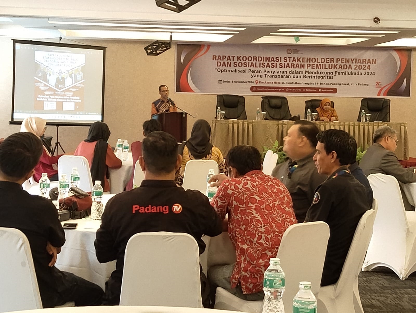 Ketua KPID Sumbar Robert Cenedy membuka Rakor Stakeholder Penyiaran dan Sosialisasi Siaran Pilkada 2024 di Hotel Axana, Senin (11/11).