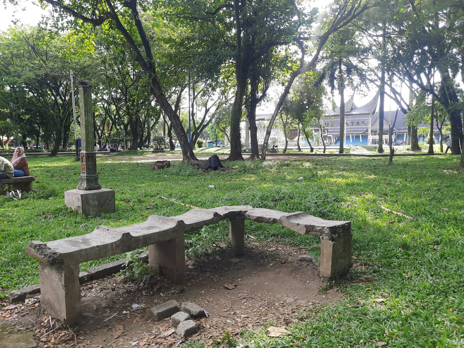 Kondisi salah satu tempat duduk di RTH Imam Bonjol yang perlu dilakukan perbaikan, Senin (11/11).