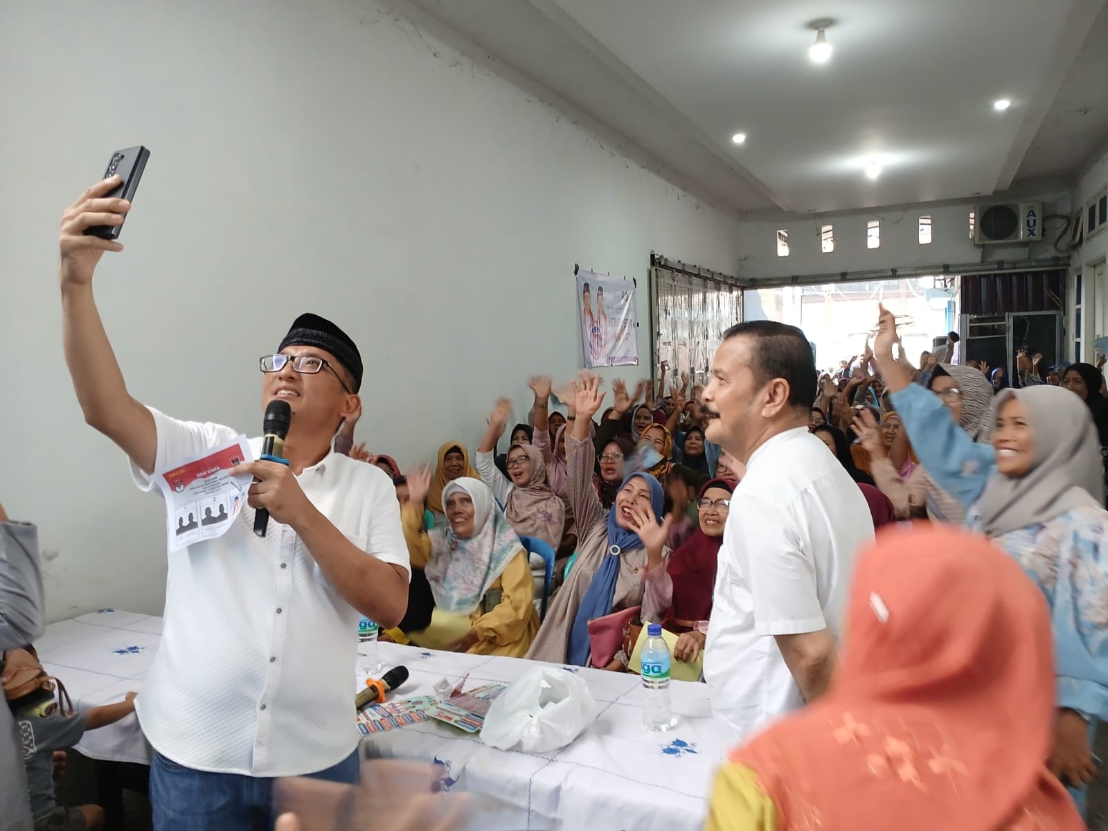 Calon Walikota Padang Nomor Urut 3 Hendri Septa Hidayat melakukan swa foto/selfie dengan ibu-ibu yang tergabung dalam arisan Keluarga Amanah di Lubuk Begalung.