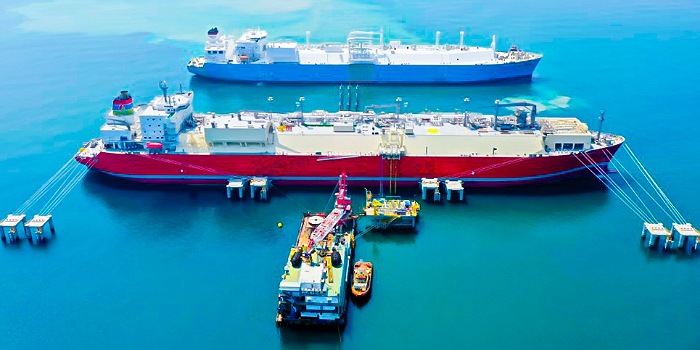 Ilustrasi bongkar muat (unloading) kargo gas alam cair yang dilakukan PLN Energi Primer Indonesia.