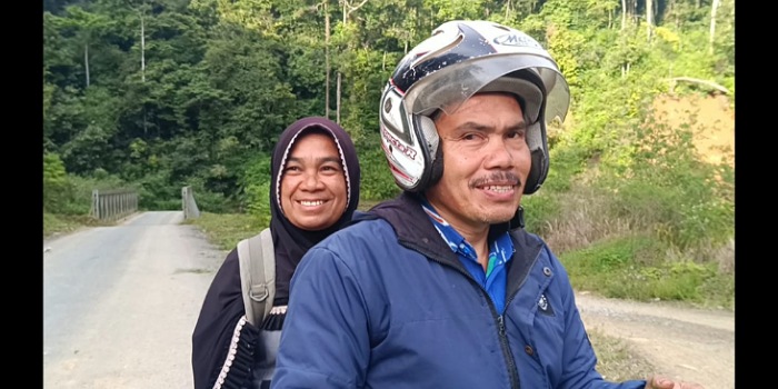 Warga melintasi jalan alternatif dari Bayang Kabupaten Pesisir Selatan ke Alahan Panjang Kabupaten Solok.