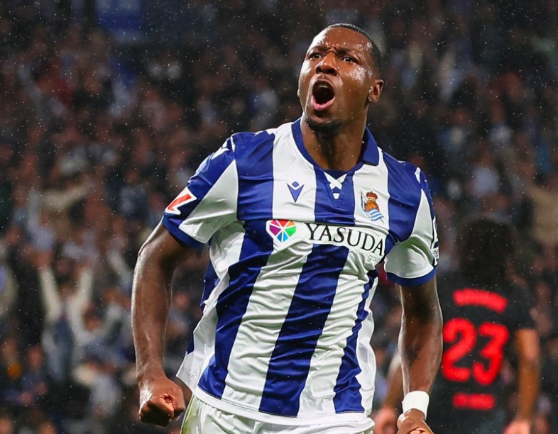 Selebrasi Sheraldo Becker usai mencetak gol Real Sociedad ke gawang Barcelona dalam pertandingan lanjutan La Liga di Reale Arena. (Foto: Instagram Real Sociedad)