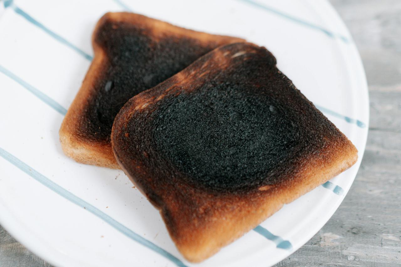Ilustrasi pengaruh Teori Roti Gosong yang viral di TikTok dalam membantu menghadapi kesulitan.