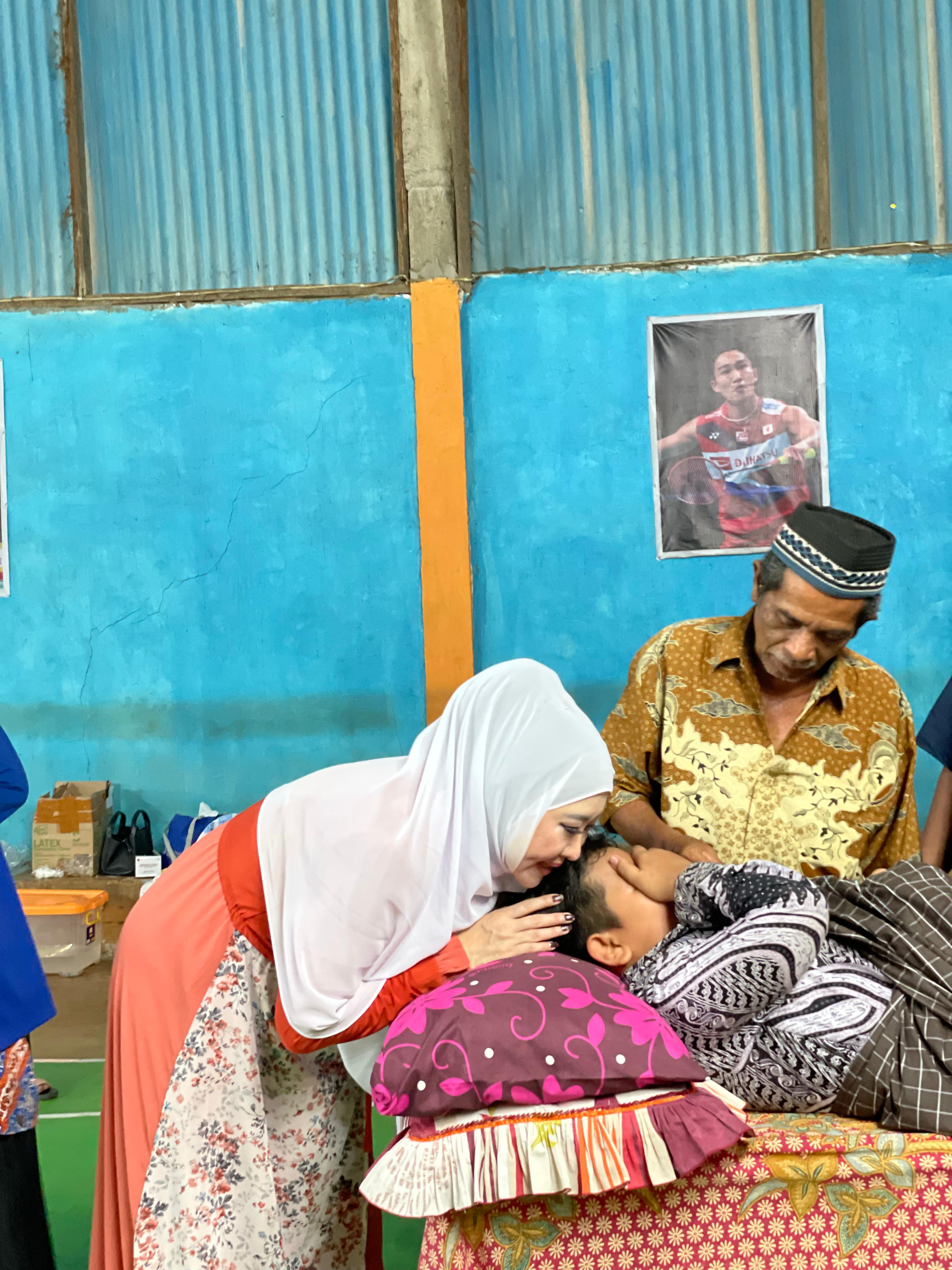 Anggota Komisi VIII DPR RI, Lisda Hendrajoni, memberikan semangat kepada salah seorang anak yang tengah dikhitan. (Dok Tim Lisda)