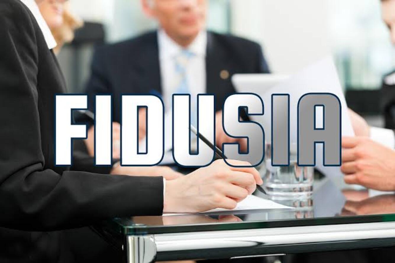 Fidusia merupakan suatu proses pengalihan hak kepemilikan dan Jaminan Fidusia adalah jaminan yang diberikan dalam bentuk Fidusia.