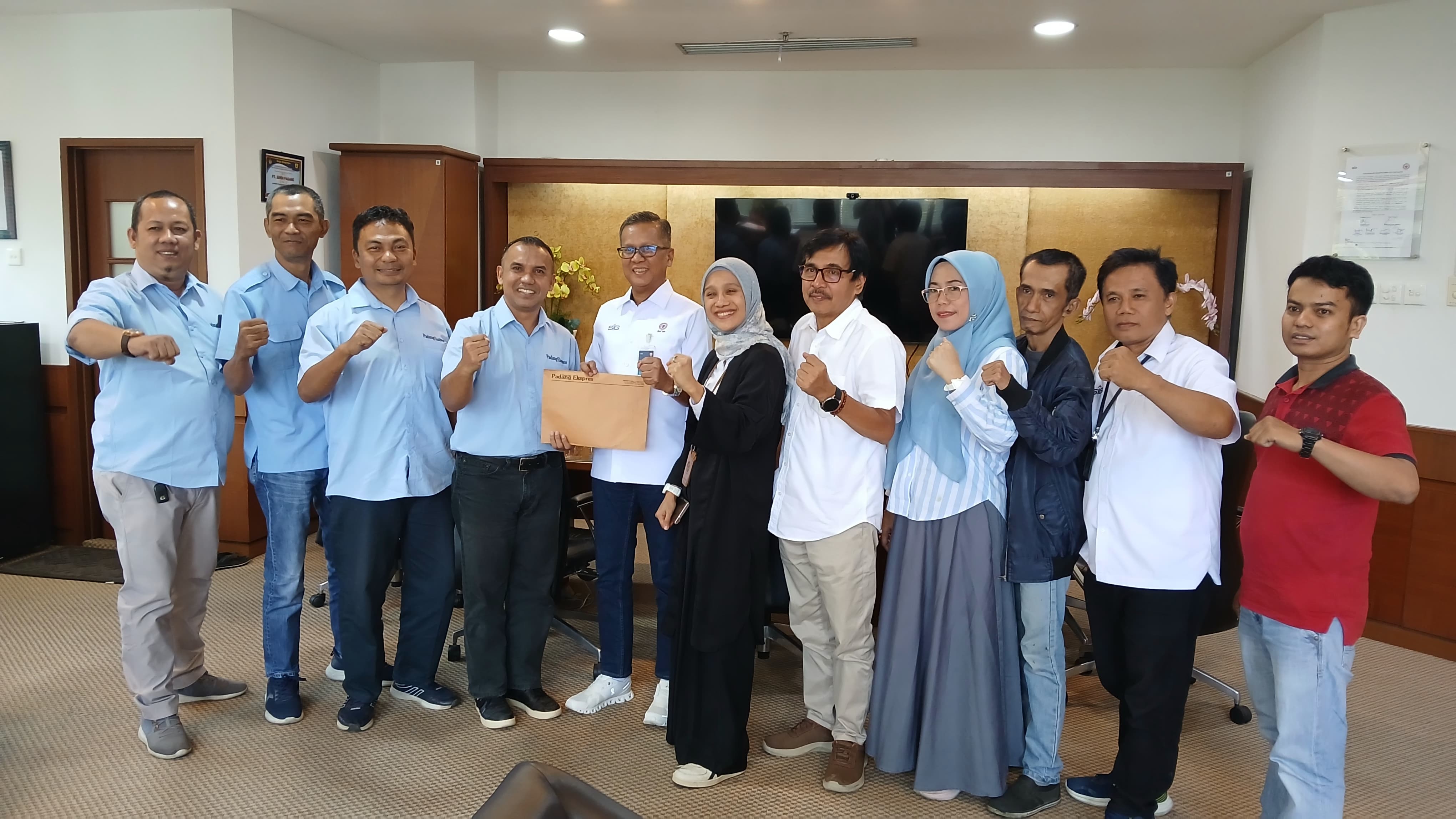 HANGAT: Dirut Padang Ekspres Mhd Nazir Fahmi dan Diut PT Semen Padang Indrieffouny Indra didampingi jajaran saat beramah tamah di ruang Dirut PT Semen Padang Senin (11/11). (SUYUDI/PADEK)