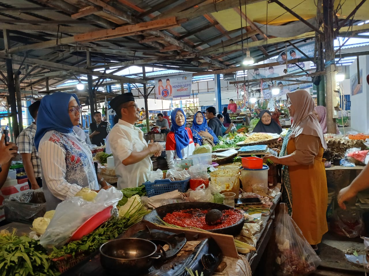 Calon Wali Kota Padang Nomor Urut 3 Hendri Septa didampingi sang istri Genny Putrinda blusukan ke Pasar Ulak Karang pada Selasa (13/11)
