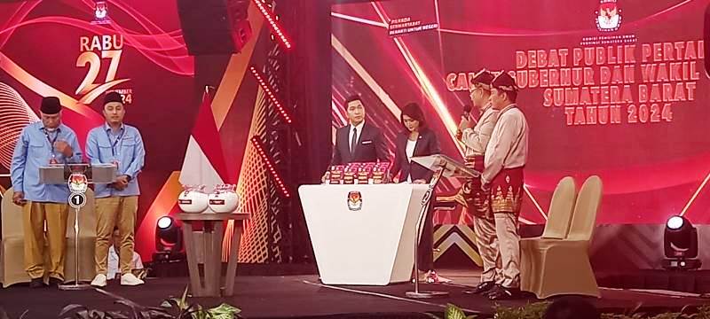 Debat perdana paslon Gubernur Sumbar antara Mahyeldi-Vasko dengan Epyardi-Ekos berlangsung di Hotel Mercure, Rabu (13/11/2024) malam berlangsung hangat.