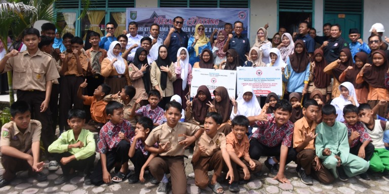 PT Semen Padang kembali menyalurkan bantuan perlengkapan sekolah, dan beasiswa bagi pelajar di Kelurahan Bangsal Aceh, Kecamatan Sungai Sembilan, Kota Dumai, Provinsi Riau.