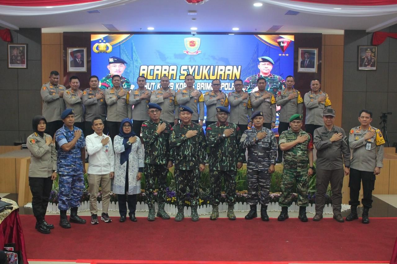 Wakapolda Sumbar Brigjen Pol Gupuh Setiyono beserja PJU Polda Sumbar foto bersama di sela-sela HUT ke-79 Korps Brimob Polri, Kamis (14/11).
