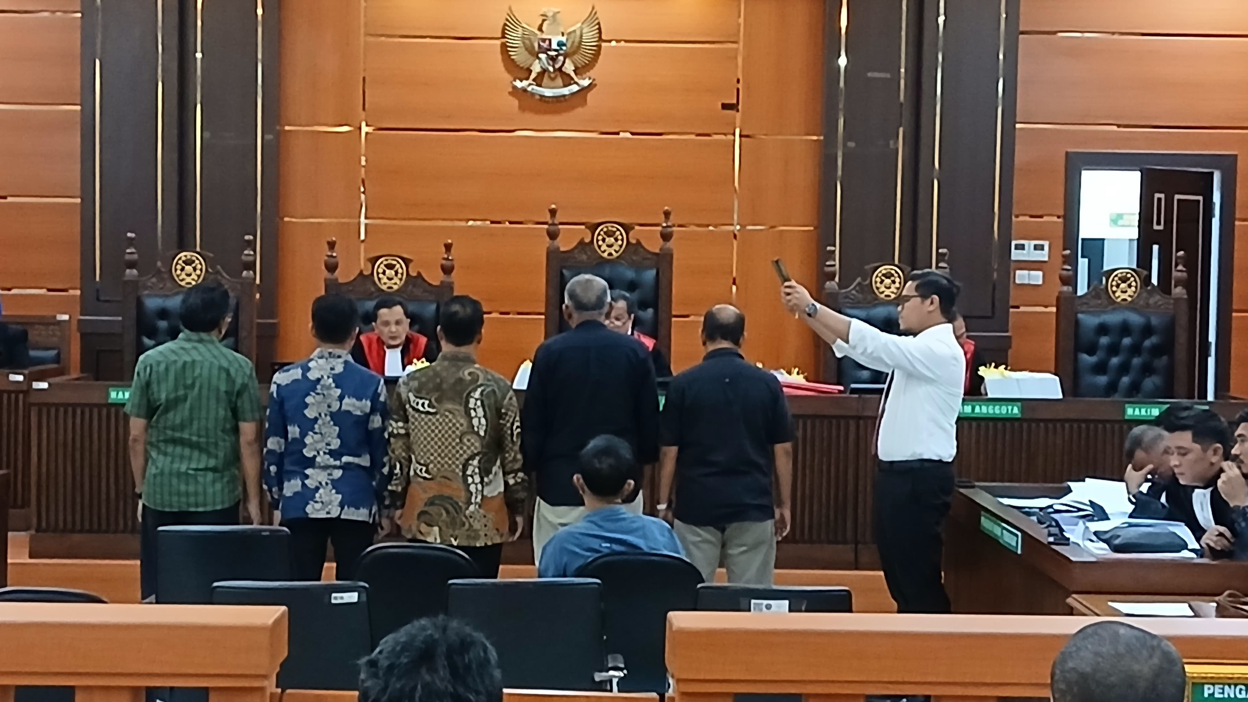 Para saksi menjalani prosesi pengambilan sumpah pada lanjutan sidang korupsi pengadaan alat praktik SMK di Disdik Sumbar, Kamis (14/11).