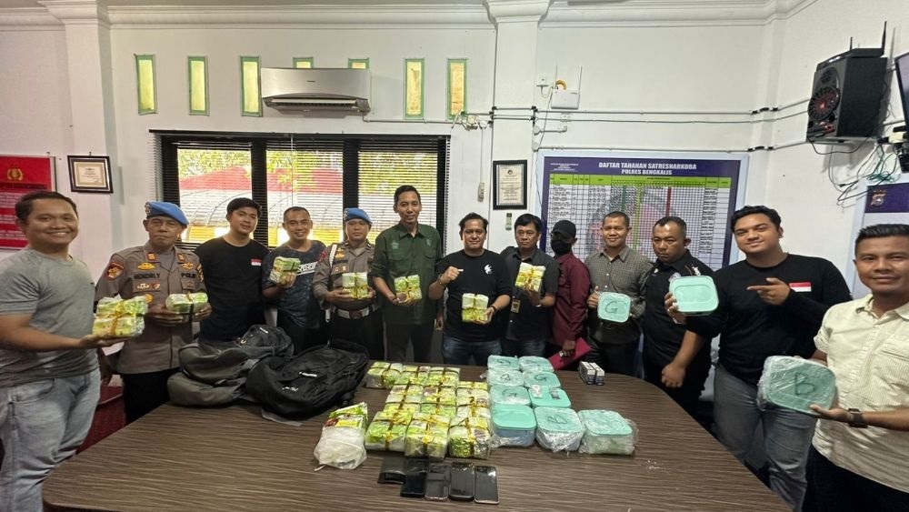 BARANG BUKTI: Pihak kepolisian memperlihatkan barang bukti sabu dan pil ekstasi yang berhasil disita dari tersangka. (DOK MEDIA CENTER RIAU)