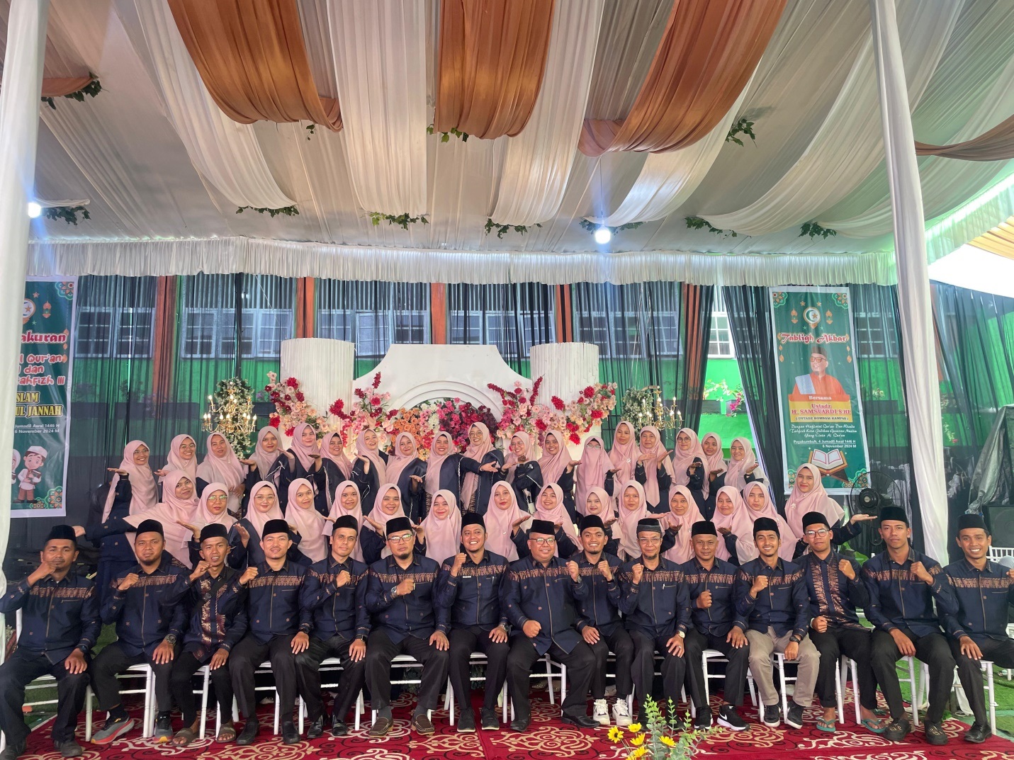 KOMPAK: Para guru SD Islam Raudhatul Jannah Payakumbuh terlihat kompak usai melakukan khatam dan wisuda tahfiz Al Quran di sekolah mereka. (TIM LAMAN GURU)
