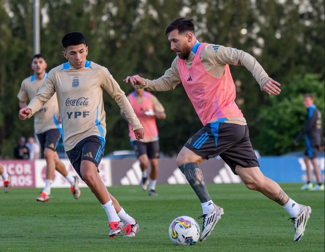 Lionel Messi latihan jelang laga Argentina menghadapi Paraguay dalam laga kualifikasi Piala Dunia 2026 di Stadion Defensores del Chaco, Jumat pukul 06:30 WIB (15/11/2024). (Foto: Instagram Leomessi)