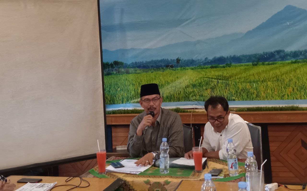 KOMITMEN: Ketua Tim Pemenangan Andri Warman-Martius Wanto, Feri Andrianto memberikan keterangan pers kepada awak media, Kamis (14/11). (RIAN AFDOL/PADEK)