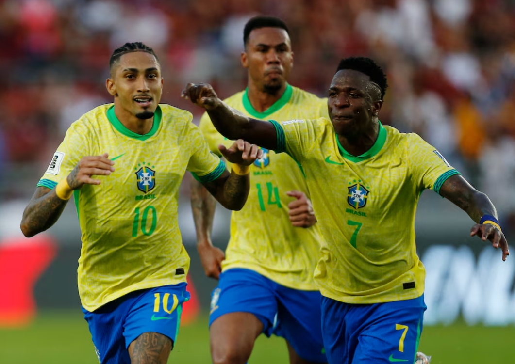 Raphinha merayakan gol pertama bersama Vinicius Jr saat bermain imbang 1-1 melawan Venezuela dalam laga kualifikasi Piala Dunia 2026. (Foto: Reuters)