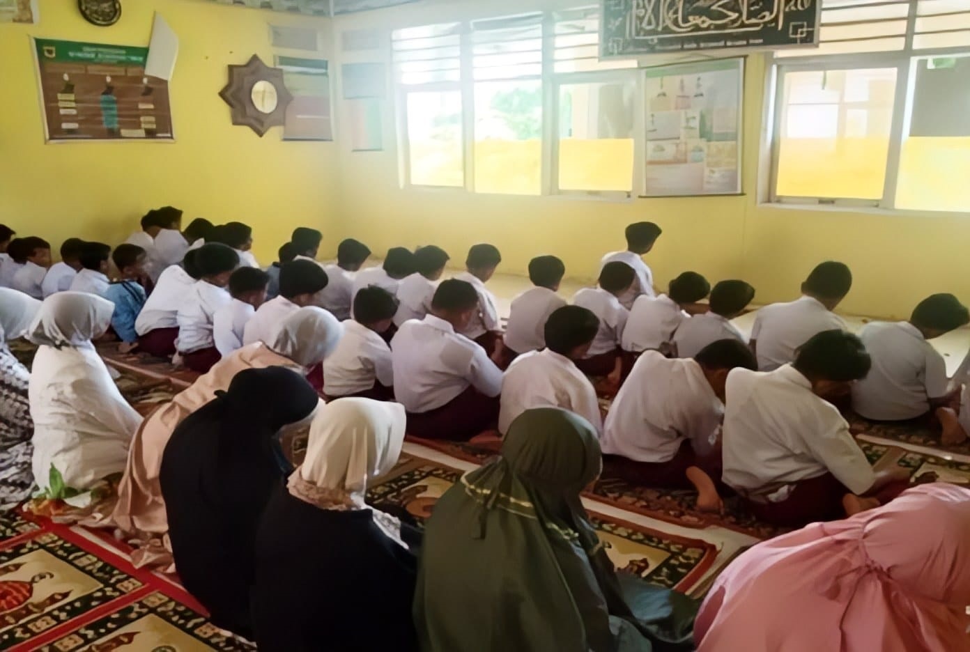 BERJAMAAH: Para murid UPT SDN 13 Saruaso ketika melaksanakan salat berjamaah. (TIM LAMAN GURU)
