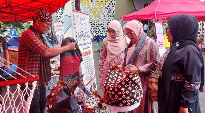 Sutan Deta, salah satu UMKM yang memeriahkan Festival UMKM City of Light di Youth Centre Padang. Kegiatan ini berlangsung hingga 17 November mendatang.