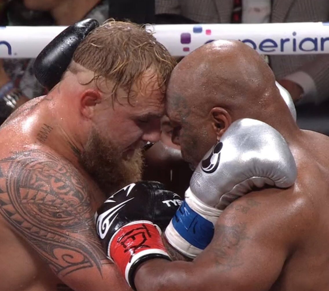 Jake Paul berhasil mengalahkan legenda tinju Mike Tyson melalui keputusan bulat (unanimous decision) dalam laga yang berlangsung Sabtu pagi WIB (16/11/2024), di AT&T Stadium. (Foto: IG Netflix)