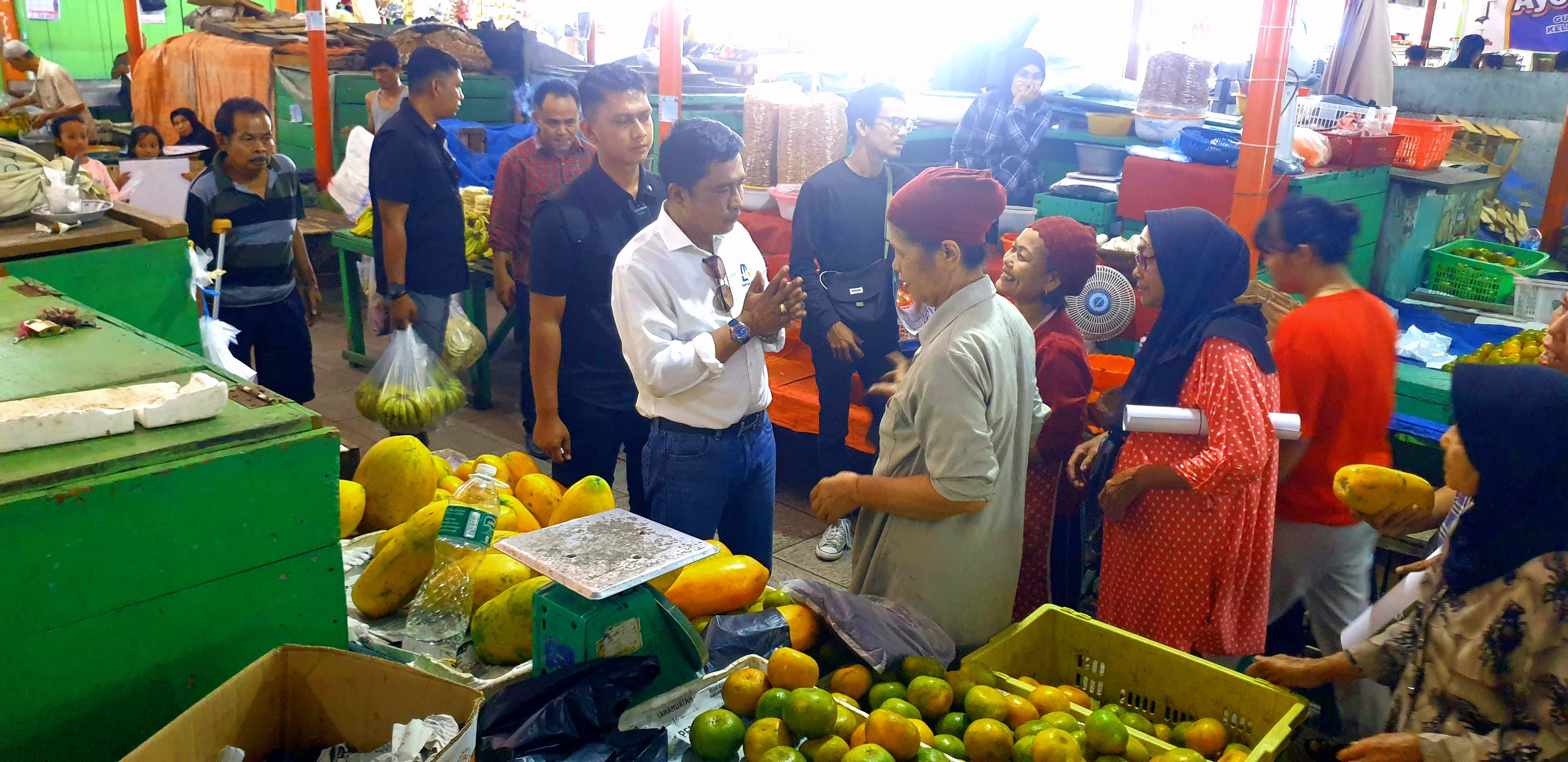 Ekos Albar saat mengunjungi Pasar Tanah Kongsi, Kota Padang, Sabtu (16/11/2024).