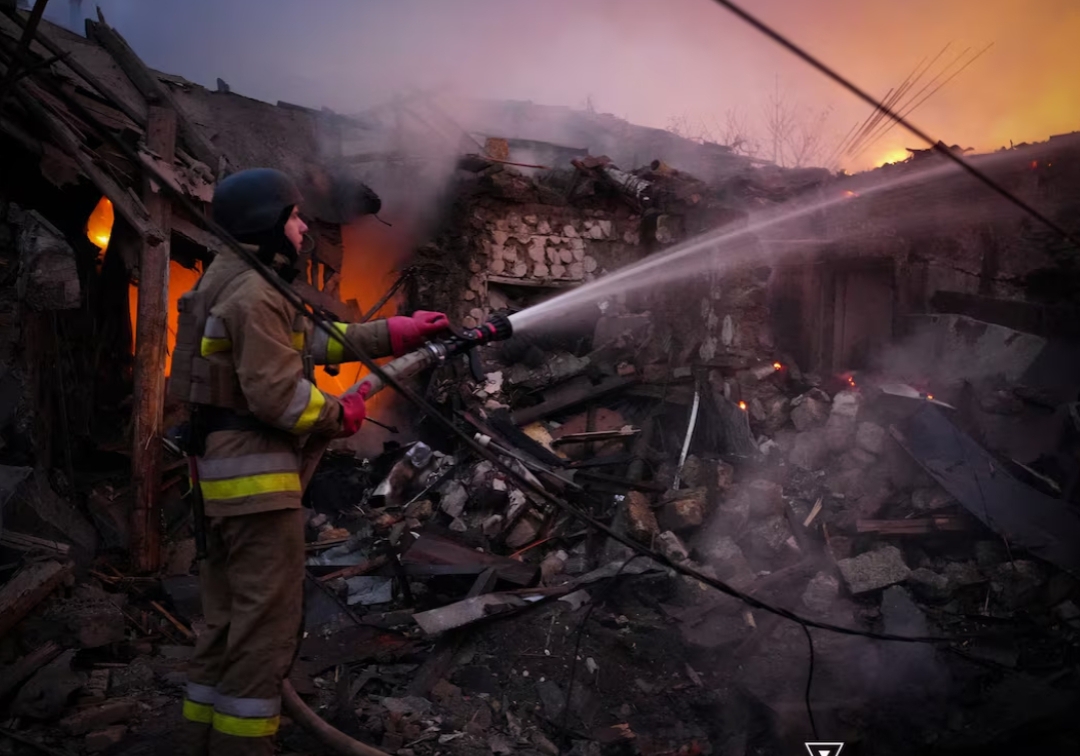 Seorang petugas pemadam kebakaran bekerja di lokasi rumah warga yang terkena serangan pesawat nirawak Rusia, di Mykolaiv, Ukraina, 17 November 2024. (Foto: Reuters)
